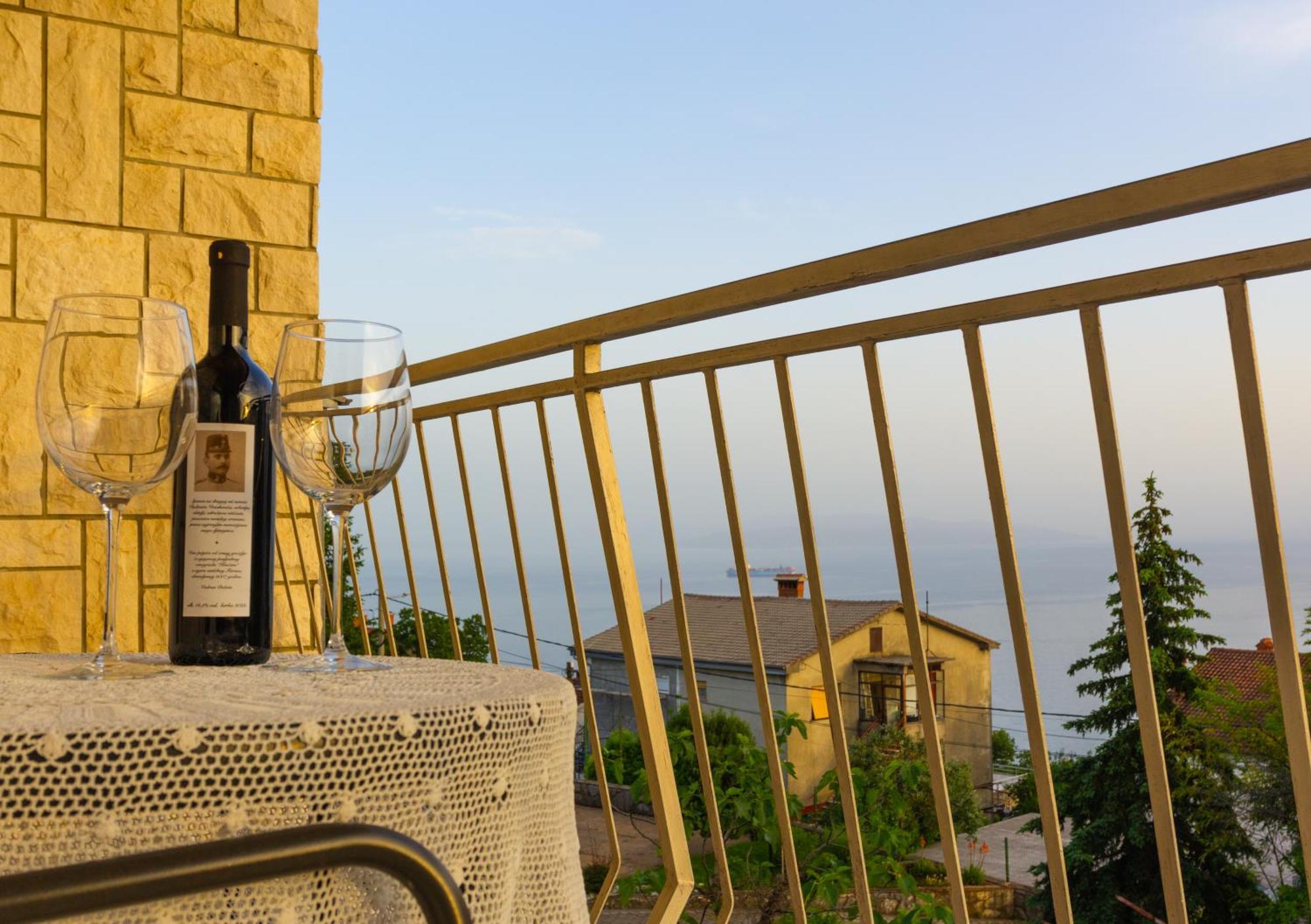 Апартаменты Sea View Retreat With 170Mbps Wifi And Sunny Balcony Кастав Экстерьер фото